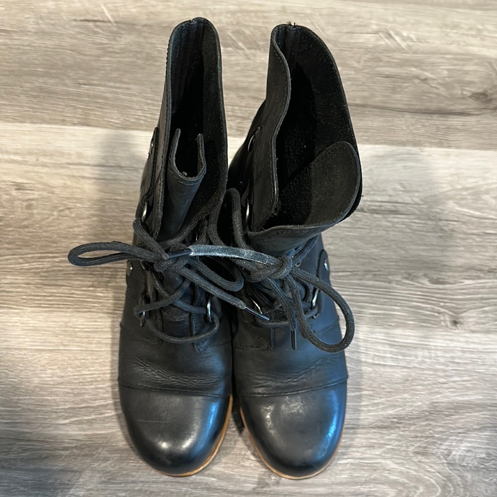 Like new Sorel wedge lace up black leather boot. Size 7 no scuffs.